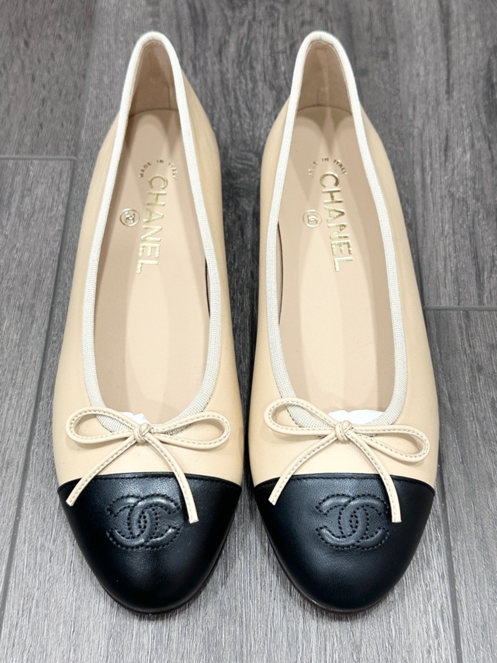 CHANEL CC LOGO BEIGE & BLACK LEATHER BALLET BALLERINA FLATS SHOES Size 37.5C